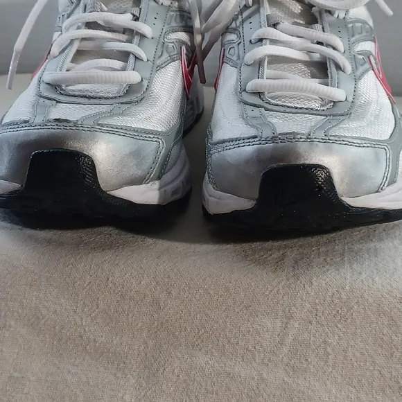 Nike Womens Initiator running shoes, white, metallic silver, and pink. Sz 9 - Picture 3 of 9